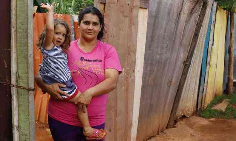 Josiane Costa, com a filha: dependncia do Bolsa Famlia e de auxlio do GDF (foto: Vincius Cardoso Vieira /Esp.CB/DA.Press)