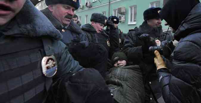 Policiais prendem ativista durante protesto em Moscou(foto: ANDREY SMIRNOV / AFP)