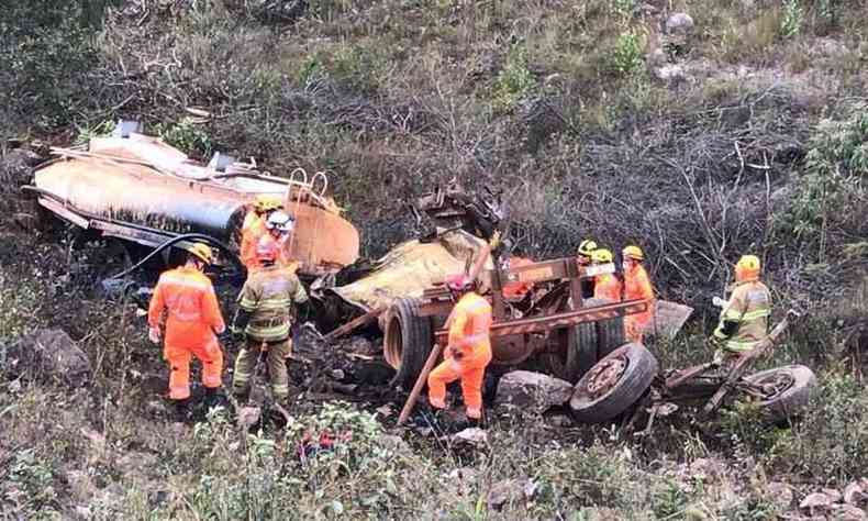 Caminho cai em ribanceira e bombeiros so acionados(foto: CBMMG/Divulgao)