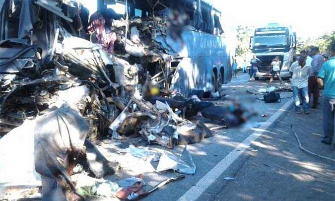 20180215131716656471u Acidente entre ônibus e carreta deixa sete mortos e dezenas de feridos Geral Região 20180215131716656471u Acidente entre ônibus e carreta deixa sete mortos e dezenas de feridos Geral Região
