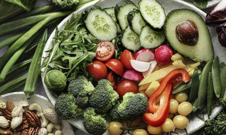  fotografia de alimentos com vegetais crus e nozes