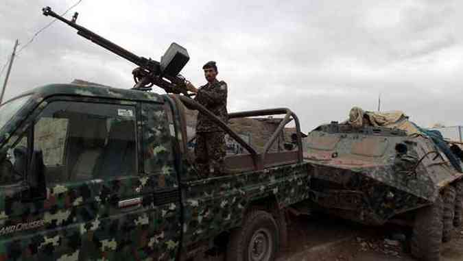 Soldados do Exrcito que protegiam oleodutos entraram em conflito com membros tribais na ltima semana, em Wadi Abida(foto: MOHAMMED HUWAIS / AFP)