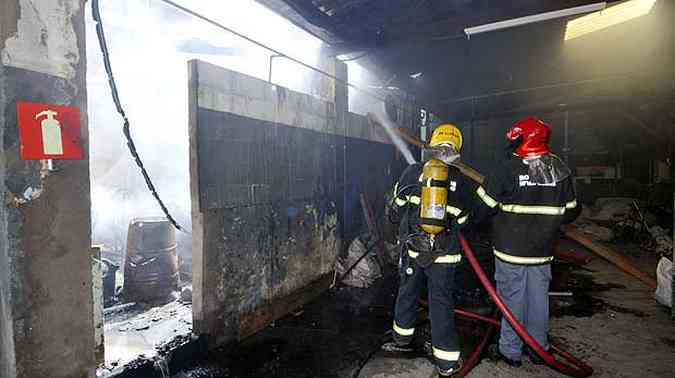 Os bombeiros conseguiram conter as chamas antes que elas se espalhassem para outros imveis(foto: Maria Tereza Correia/EM/D.A.Press)