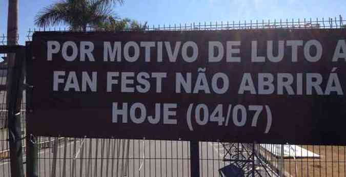 Faixa fixada pelos organizadores da Fan Fest alerta sobre cancelamento do evento por motivo de luto(foto: Celina Aquino/EM/D.A.Press)