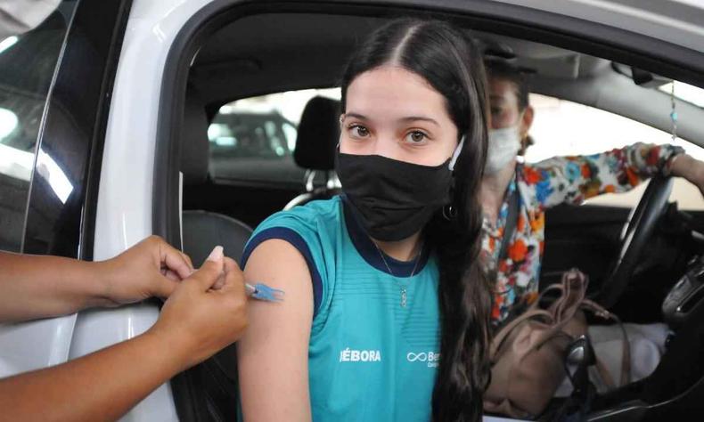 Campanha de vacinação: BH tem 65% dos maiores de 12 anos com esquema vacinal completo(foto: Gladyston Rodrigues/EM/D.A.Press) Garota de 12 anos toma vacina contra a COVID-19 em posto drive-thru