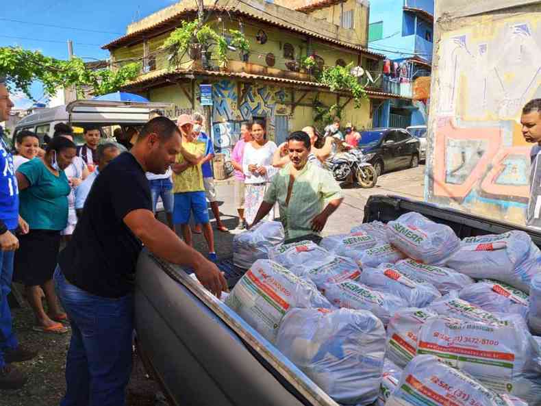 Rede Solidria/Divulgao(foto: As cestas bsicas vo para famlias mapeadas por dados de vrias ONGs de BH)