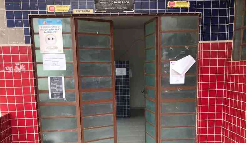 Porta do Programa Sade da Famlia (PSF) de Fidelndia, em Atalia, aberta, mas sem sinal de arrombamento
