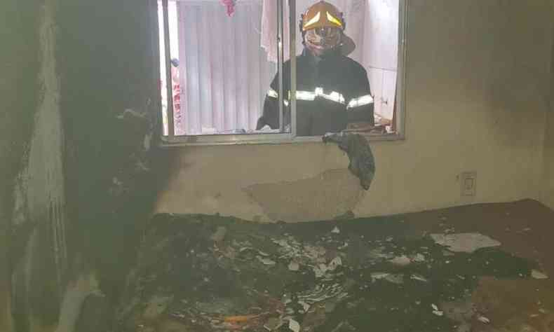 Incndio destruiu cama box e um guarda-roupas que estavam no quarto da casa(foto: Corpo de Bombeiros/divulgao)