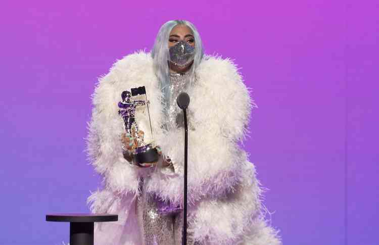 Lady Gaga se apresentou usando mscara e incentivou os fs a usar o acessrio, considerado essencial para a preveno  disseminao do novo coronavrus. ''Mascarem-se'', disse a cantora, que apresentou um medley