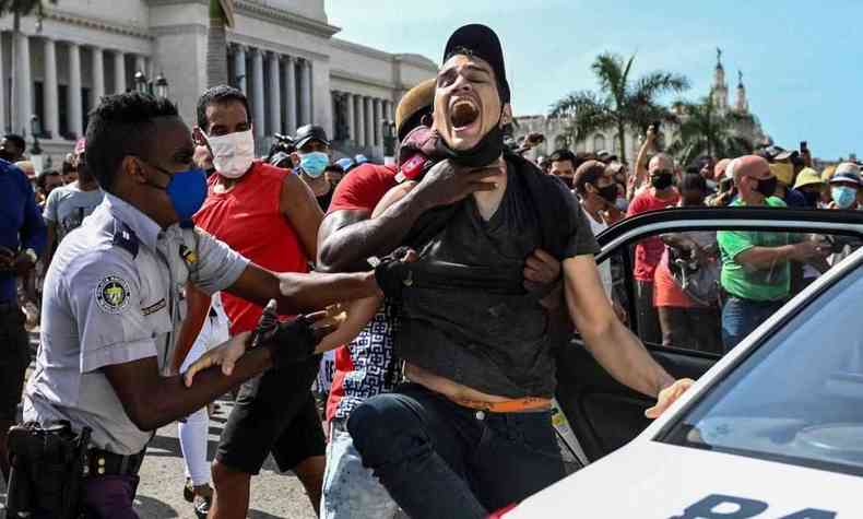 Os manifestantes pediam a renncia de Miguel Daz-Canel em Cuba(foto: YAMIL LAGE / AFP)
