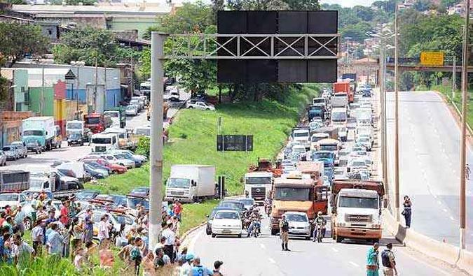 O trânsito chegou a ser fechado nos dois sentidos do Anel Rodoviário(foto: Leandro Couri/EM/D.A.Press) O trânsito chegou a ser fechado nos dois sentidos do Anel Rodoviário(foto: Leandro Couri/EM/D.A.Press)