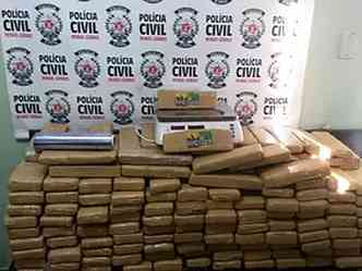 Foram encontrados 143 tabletes envolvidos com fitas adesivas e plastificados(foto: Divulgao Polcia Civil )