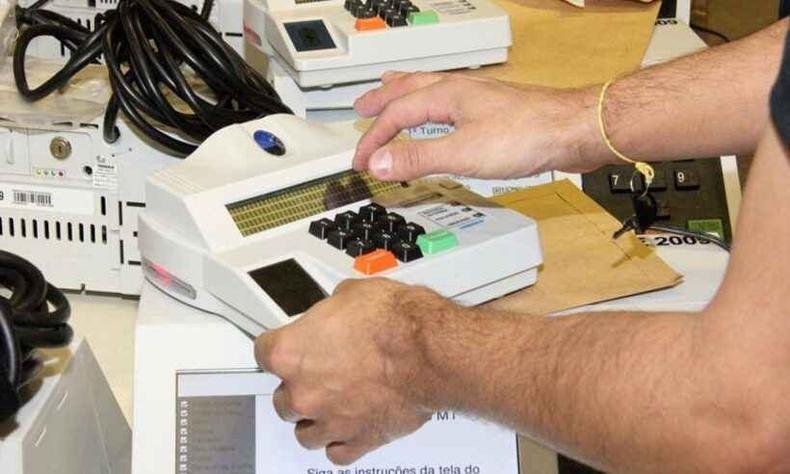 Urnas eletrônicas usadas nas eleições: de olho nos votos, políticos se movimentam em direção à centro-esquerda (foto: Cláudia Ramos / CCS/ TRE-MG 21/9/16 ) Urnas eletrônicas usadas nas eleições: de olho nos votos, políticos se movimentam em direção à centro-esquerda (foto: Cláudia Ramos / CCS/ TRE-MG 21/9/16 )