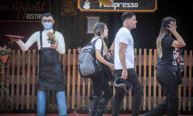 Turistas circulam pelas ruas sem usar máscara de proteção(foto: Leandro Couri/EM/D.A Press)