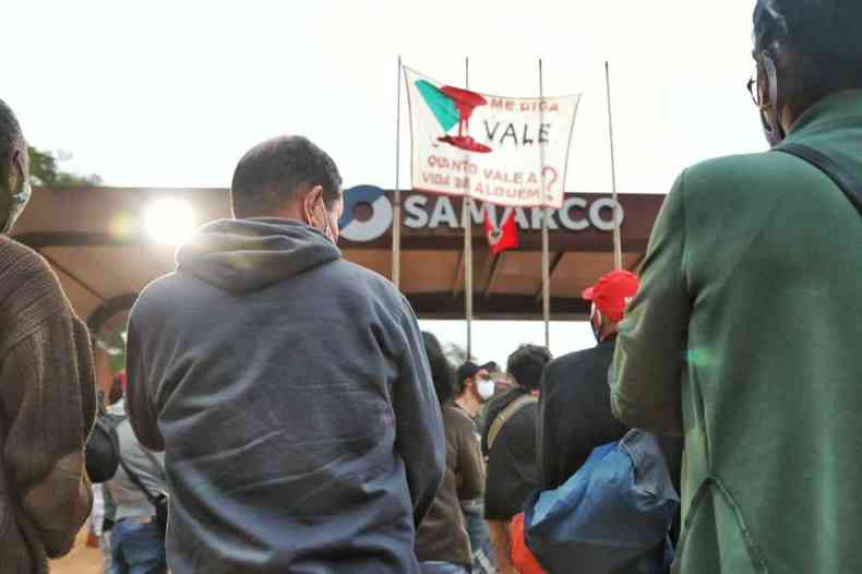 Integrantes do MST protestam no canteiro de extrao de minrio da Samarco, em Mariana