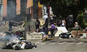 Manifestantes montaram barricadas durante protesto em Caracas neste sbado(foto: RONALDO SCHEMIDT / AFP)