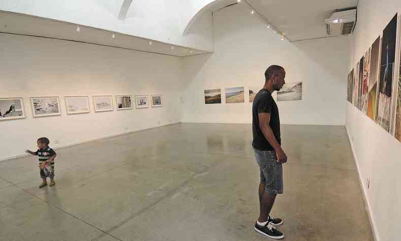 Pessoas vem obras de arte na galeria do Viaduto das Artes, em BH