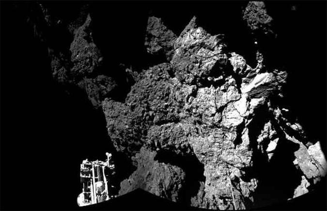Fotografia mostra superfície rochosa e uma das três pernas do robô(foto: ESA/AFP) Fotografia mostra superfície rochosa e uma das três pernas do robô(foto: ESA/AFP)