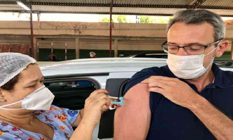 Homem sendo vacinado contra a COVID-19