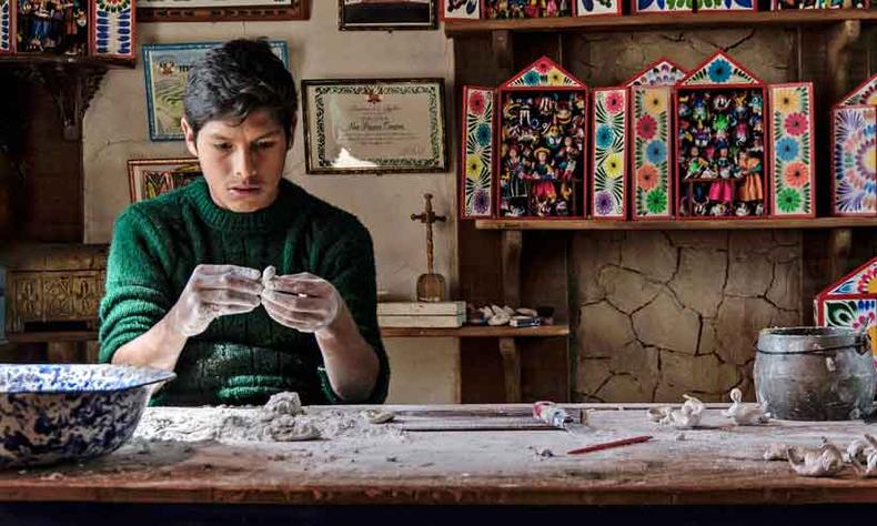 Aprendiz do ofício do pai, que tem um ateliê de retábulos, Segundo (Junior Bejar) entra em crise quando descobre um segredo sobre ele(foto: Arteplex Filmes/Divulgação ) Aprendiz do ofício do pai, que tem um ateliê de retábulos, Segundo (Junior Bejar) entra em crise quando descobre um segredo sobre ele(foto: Arteplex Filmes/Divulgação )