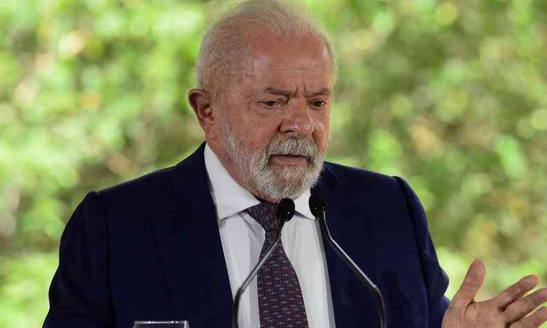 Presidente Lula falando ao microfone