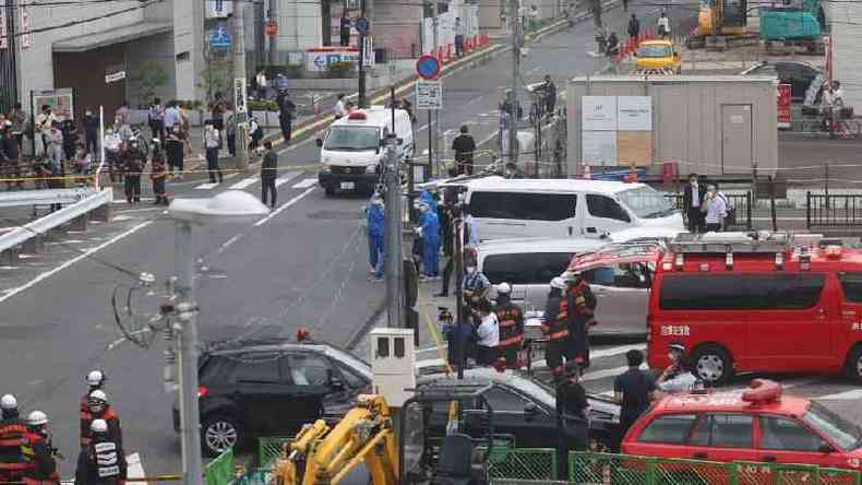 Equipes de emergência na praça da estação Kintetsu Yamato-Saidaiji após o ataque a Abe