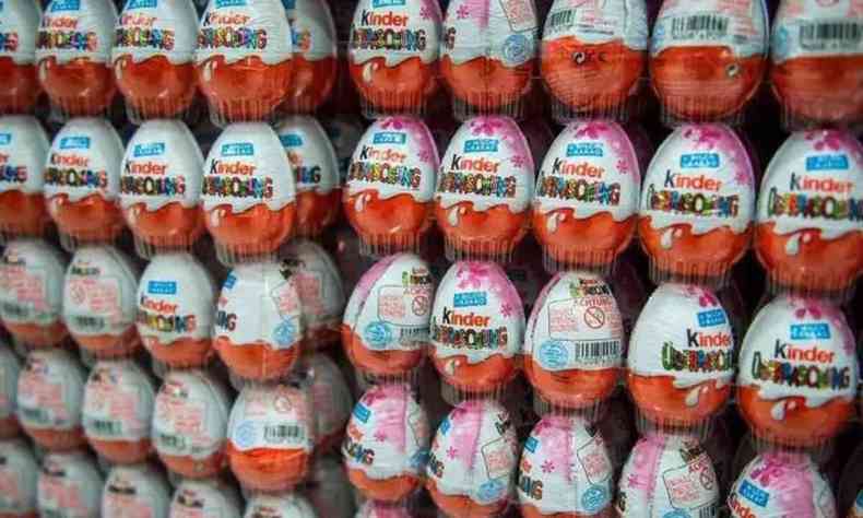 Prateleira de supermercado repleta de chocolates da marca Kinder