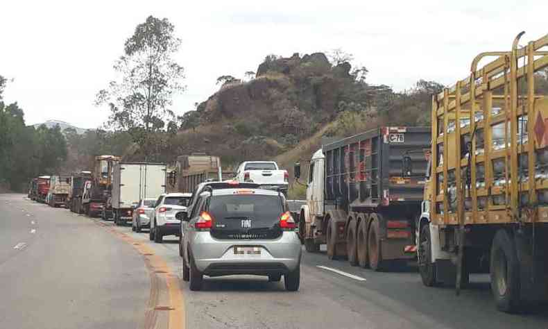 Longo congestionamento se formou na rodovia(foto: Walter Freitas.)