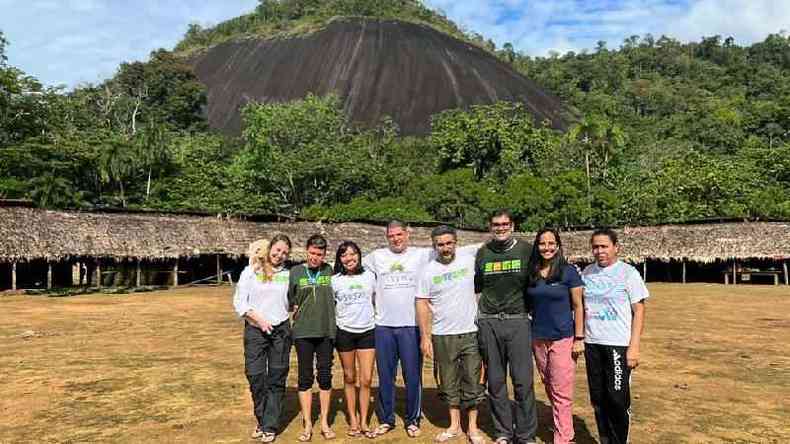 Equipe de mdicos durante expedio a regio yanomami