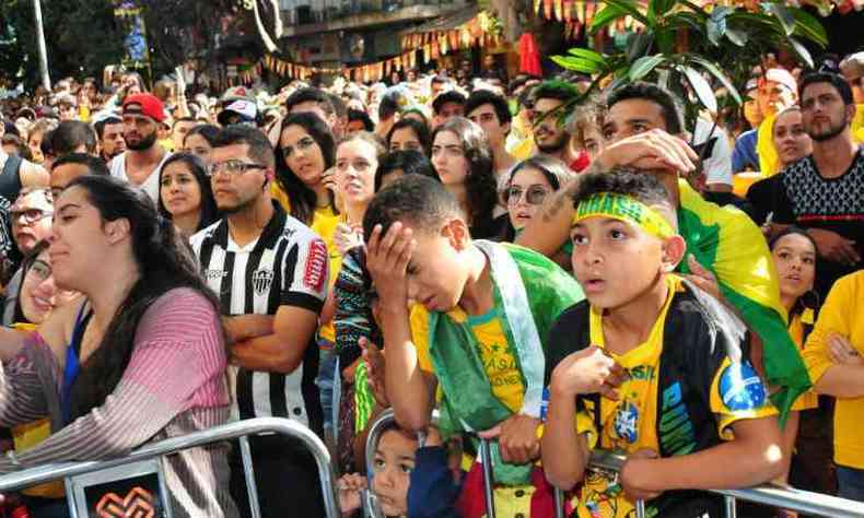 Milhares de pessoas se reuniram na Savassi para assistir ao jogo(foto: Gladyston Rodrigues/EM/D.A Press)