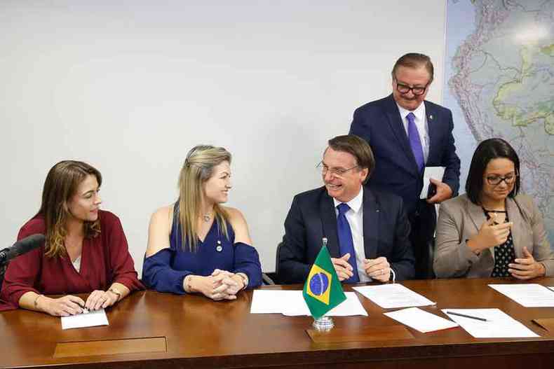 Durante a declarao, ele estava acompanhado de duas parlamentares do PSL(foto: Isac Nbrega/PR)