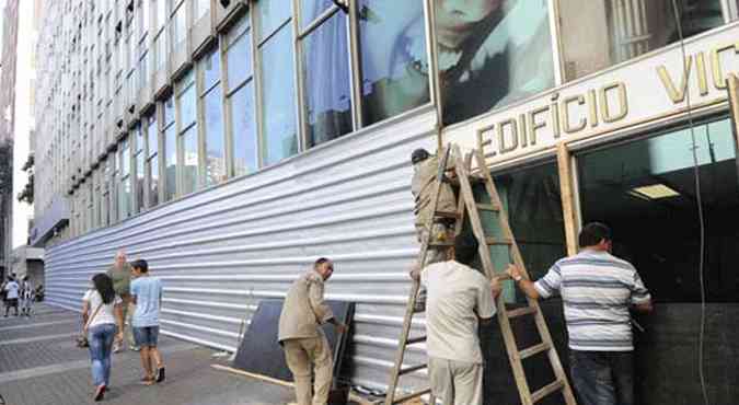 Lojas e bancos escondem fachadas atrs de tapumes (foto: Jair Amaral/EM/D.a Press)