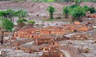 O subdistrito de Bento Rodrigues foi devastado pela lama de rejeito de minrio(foto: Alexandre Guzanshe/EM/DA Press)
