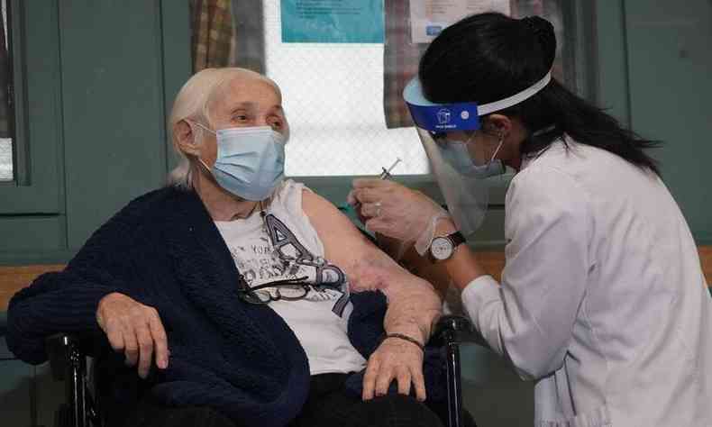 Estudo analisar intervalo e nmero de doses a serem aplicadas em idosos(foto: Bryan R. Smith/AFP)