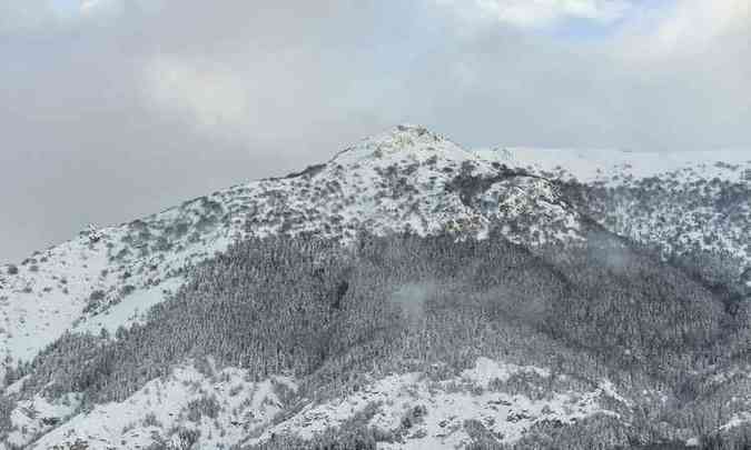 Montanha vista da estrada que vai a Monterale aps srie de terremotos que atingiram a regio central da Itlia(foto: AFP / ANDREAS SOLARO )