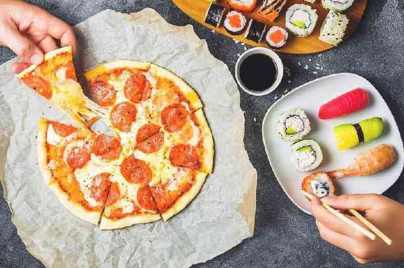 Pizza e sushi em uma mesma refeição