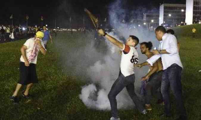 Houve confuso no gramado, e a polcia usou gs lacrimognio(foto: Evaristo S/AFP)