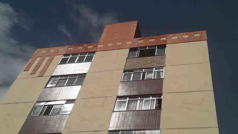 Revestimento caiu de apartamento no stimo andar (janela  direita da foto) no Carlos Prates(foto: Jair Amaral/EM/DA Press)
