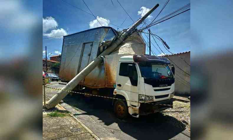 Caminhão amassado por poste que caiu em uma rua do Bairro Jardim Guanabara, em BH