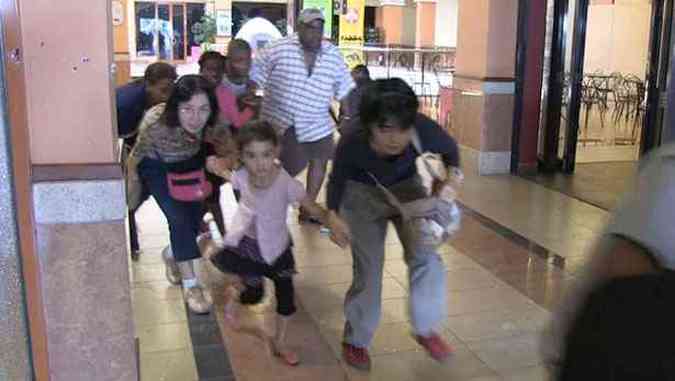 Comando islamita com 10 homens encapuzados invadiu ao meio-dia de sbado o Westgate Mall, disparando com armas automticas e lanando granadas contra clientes e funcionrios(foto: Nichole Sobecki / AFPTV / AFP)