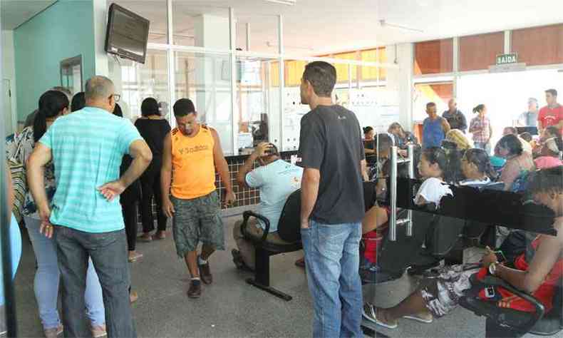 Pacientes lotam UPA de Belo Horizonte: capital tenta contratar médicos para ampliar atendimento, mas ainda está com vagas abertas(foto: Jair Amaral/EM/D.A Press)