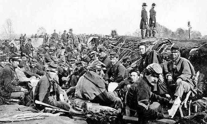 Soldados da Unio nas trincheiras de Fredericksburg, Virginia (EUA). Industrializao dos estados do Norte garantiram a vitria sobre os estados confederados do sul.(foto: J. Russell, 30 de abril de 1863 - U.S. National Archives)