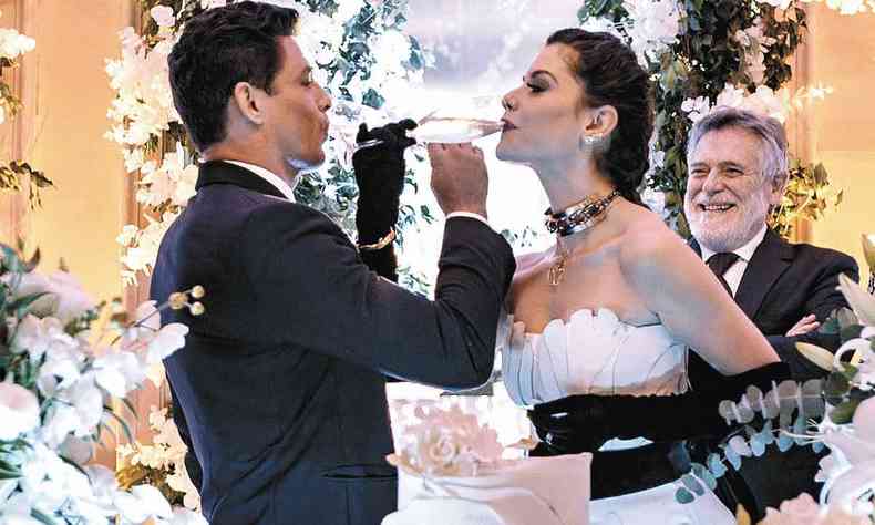 Em seu casamento, Christian/Renato (Cau Reymond) e Brbara (Alinne Moraes) entrelaam taas de champanhe