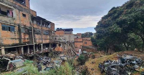  Desmanche de veículos funciona a céu aberto no Taquaril 