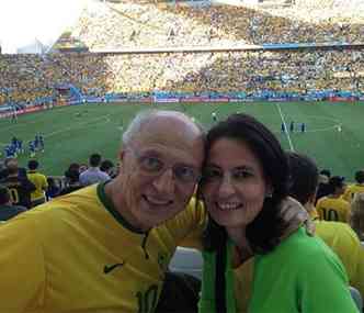 Eduardo Suplicy e a namorada Mnica Dallari durante o jogo entre Brasil e Crocia(foto: Facebook/Reproduo)