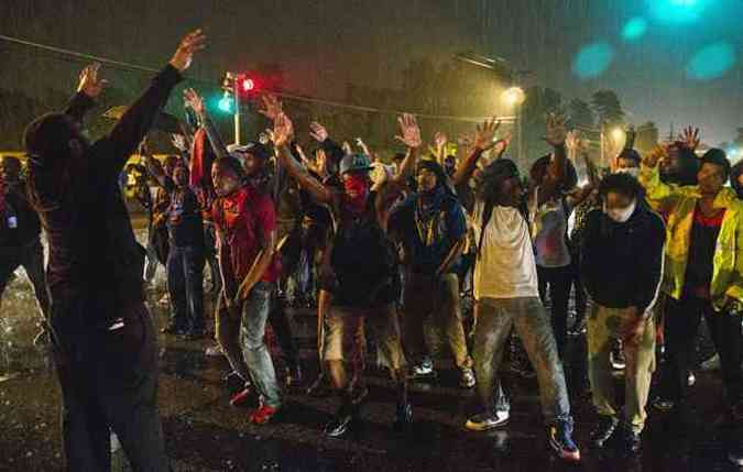 Grupo protestou em resistncia ao toque de recolher ordenado pelo Governo do Missouri nesta madrugada(foto: REUTERS/Lucas Jackson)