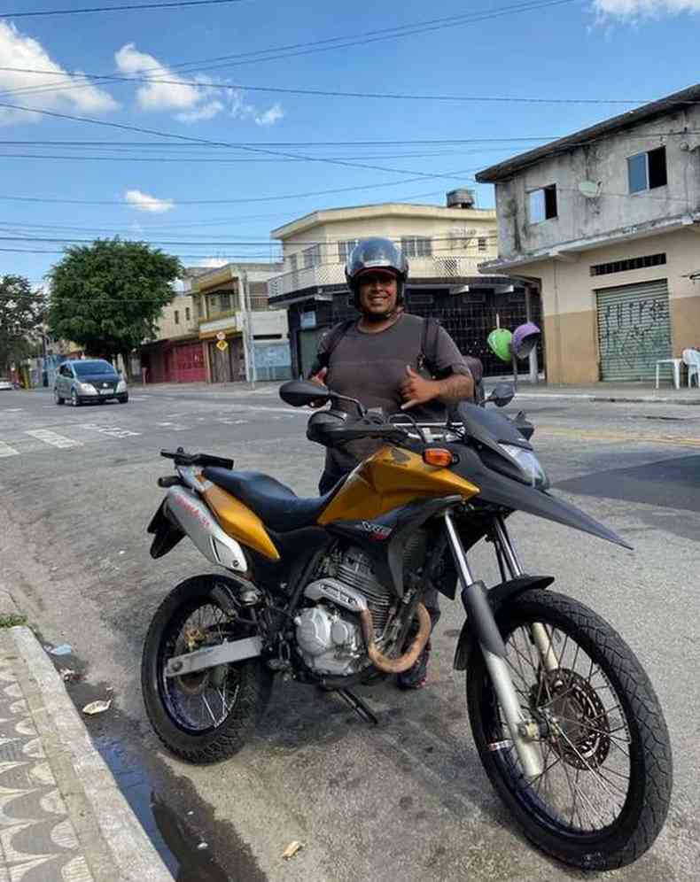 Luiz Henrique Santos Oliveira, de 22 anos, com sua moto