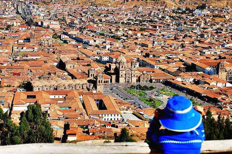 Vista de Cusco. A Catedral Baslica da Virgem da Assuno  uma das maravilhas ao visitar a cidade peruana(foto: Yang Jing/Unsplash)