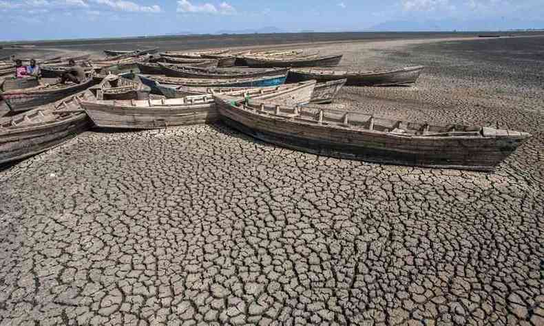 Canoas no tm mais como navegar no leste do Malawi, na frica, efeito do aquecimento global(foto: AMOS GUMULIRA / AFP)