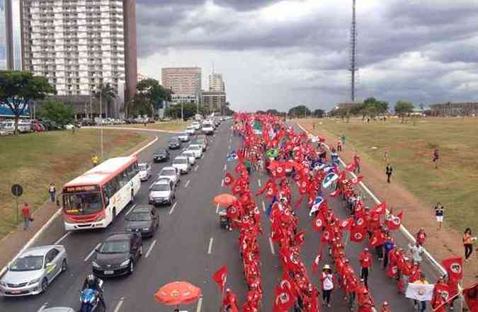 Marcha do MST segue em direo  Esplanada dos Ministrios(foto: Ed Alves/CB/ D.A Press)